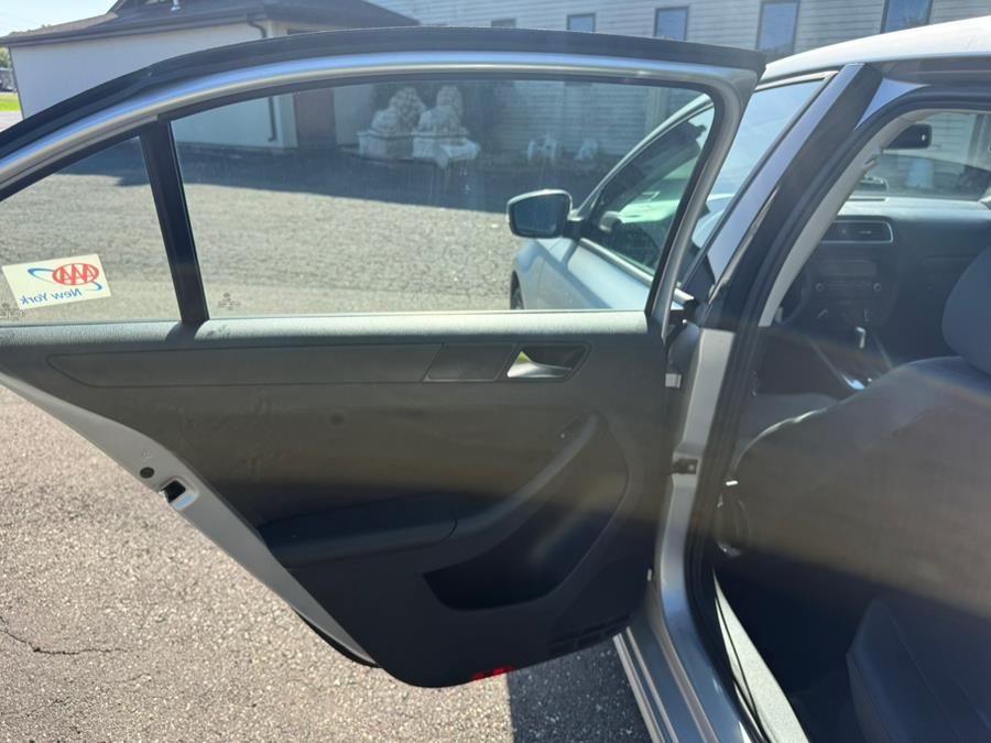 2011 Volkswagen Jetta Sedan 4dr Auto SE w/Convenience & Sunroof PZEV, available for sale in East Windsor, Connecticut | STS Automotive. East Windsor, Connecticut 2011 Volkswagen Jetta Sedan 4dr Auto SE w/Convenience & Sunroof PZEV, available for sale in East Windsor, Connecticut | STS Automotive. East Windsor, Connecticut