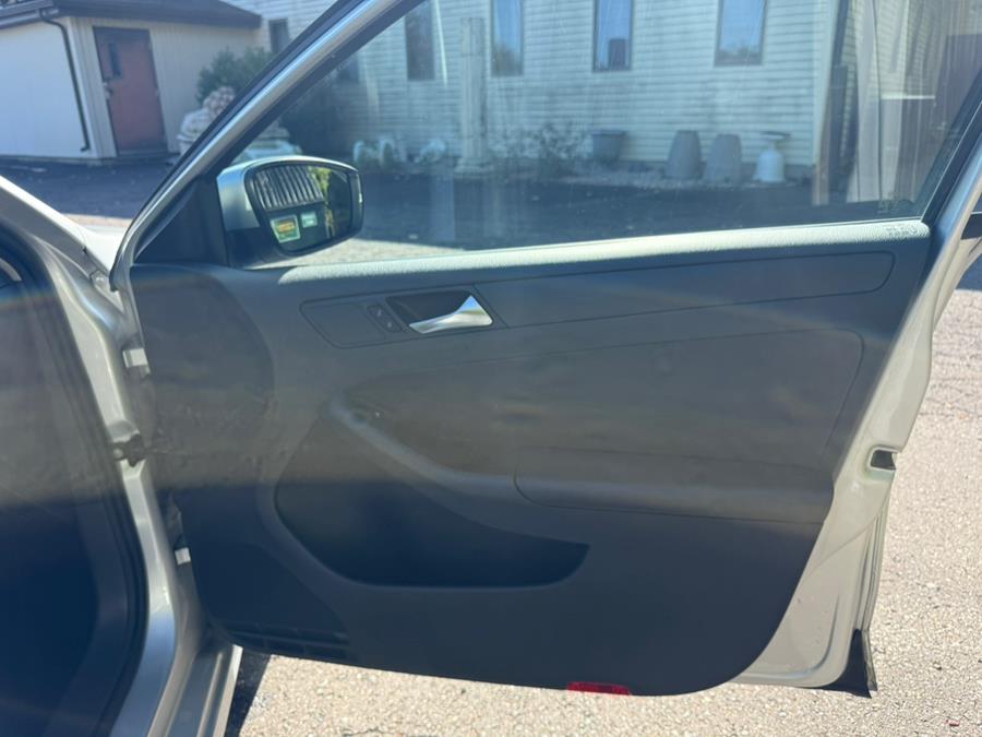 2011 Volkswagen Jetta Sedan 4dr Auto SE w/Convenience & Sunroof PZEV, available for sale in East Windsor, Connecticut | STS Automotive. East Windsor, Connecticut 2011 Volkswagen Jetta Sedan 4dr Auto SE w/Convenience & Sunroof PZEV, available for sale in East Windsor, Connecticut | STS Automotive. East Windsor, Connecticut