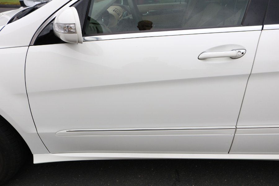 2010 Mercedes-Benz R-Class 4MATIC 4dr R350, available for sale in Bristol, Connecticut | Dealmax Motors LLC. Bristol, Connecticut 2010 Mercedes-Benz R-Class 4MATIC 4dr R350, available for sale in Bristol, Connecticut | Dealmax Motors LLC. Bristol, Connecticut