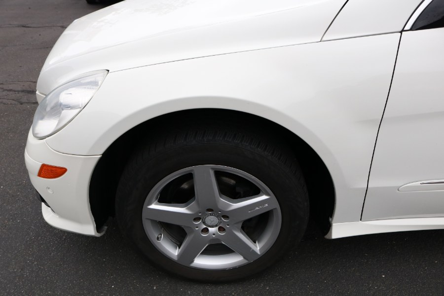 2010 Mercedes-Benz R-Class 4MATIC 4dr R350, available for sale in Bristol, Connecticut | Dealmax Motors LLC. Bristol, Connecticut 2010 Mercedes-Benz R-Class 4MATIC 4dr R350, available for sale in Bristol, Connecticut | Dealmax Motors LLC. Bristol, Connecticut