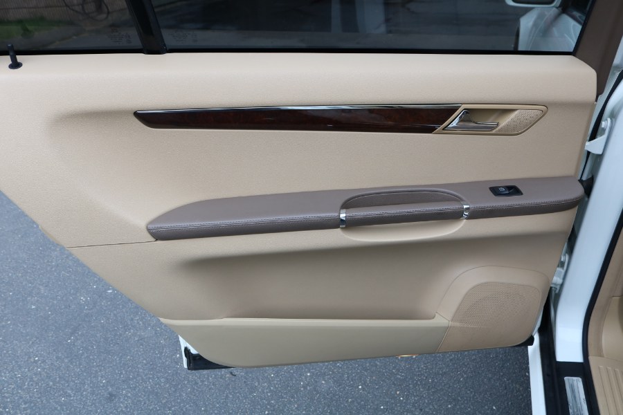 2010 Mercedes-Benz R-Class 4MATIC 4dr R350, available for sale in Bristol, Connecticut | Dealmax Motors LLC. Bristol, Connecticut 2010 Mercedes-Benz R-Class 4MATIC 4dr R350, available for sale in Bristol, Connecticut | Dealmax Motors LLC. Bristol, Connecticut