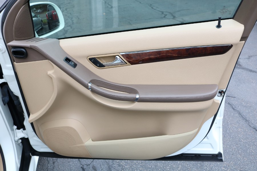 2010 Mercedes-Benz R-Class 4MATIC 4dr R350, available for sale in Bristol, Connecticut | Dealmax Motors LLC. Bristol, Connecticut 2010 Mercedes-Benz R-Class 4MATIC 4dr R350, available for sale in Bristol, Connecticut | Dealmax Motors LLC. Bristol, Connecticut