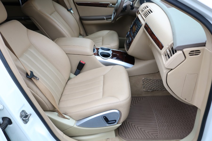2010 Mercedes-Benz R-Class 4MATIC 4dr R350, available for sale in Bristol, Connecticut | Dealmax Motors LLC. Bristol, Connecticut 2010 Mercedes-Benz R-Class 4MATIC 4dr R350, available for sale in Bristol, Connecticut | Dealmax Motors LLC. Bristol, Connecticut