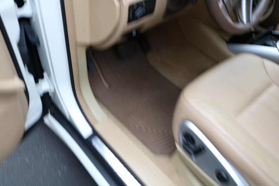 2010 Mercedes-Benz R-Class 4MATIC 4dr R350, available for sale in Bristol, Connecticut | Dealmax Motors LLC. Bristol, Connecticut 2010 Mercedes-Benz R-Class 4MATIC 4dr R350, available for sale in Bristol, Connecticut | Dealmax Motors LLC. Bristol, Connecticut