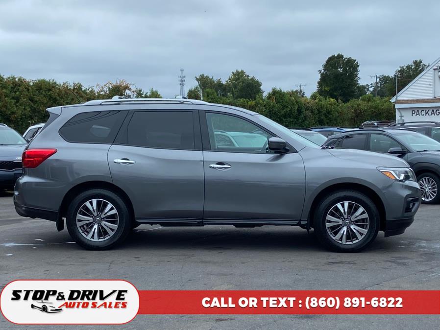 2017 Nissan Pathfinder 4x4 SV photo 2