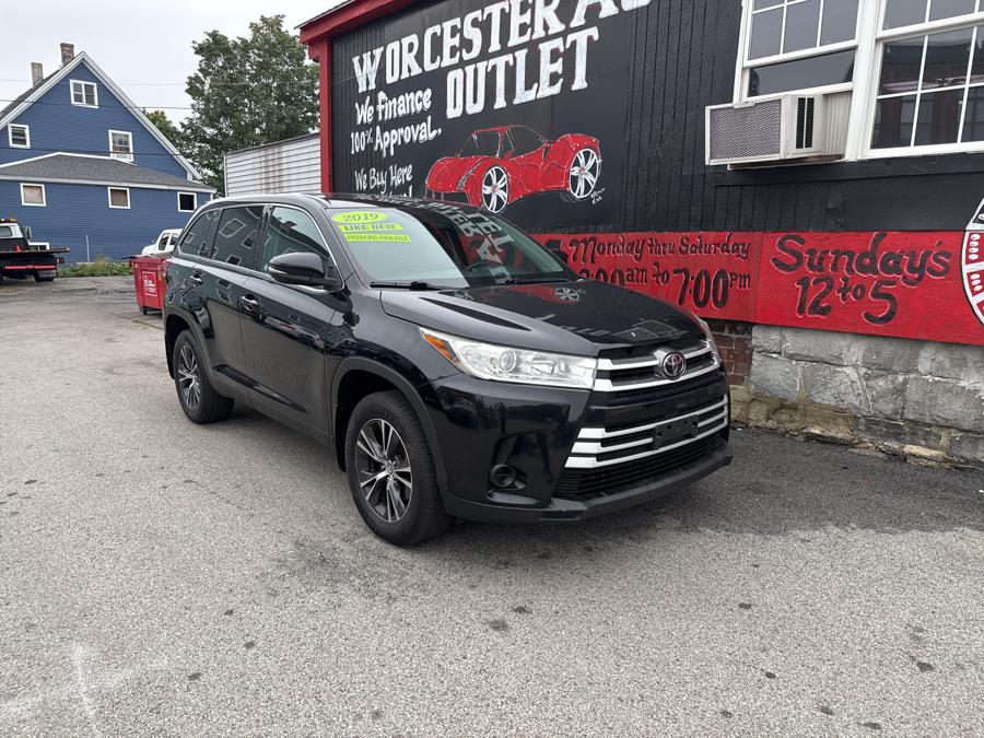 Used 2019 Toyota Highlander in Worcester, Massachusetts | Worcester Auto Outlet LLC. Worcester, Massachusetts
