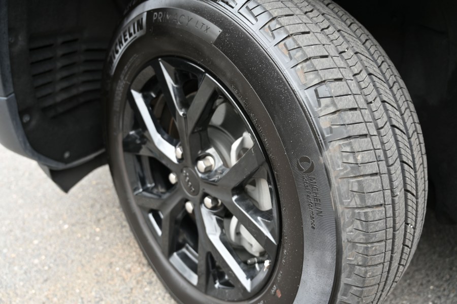 2024 Jeep Grand Cherokee Laredo photo 2