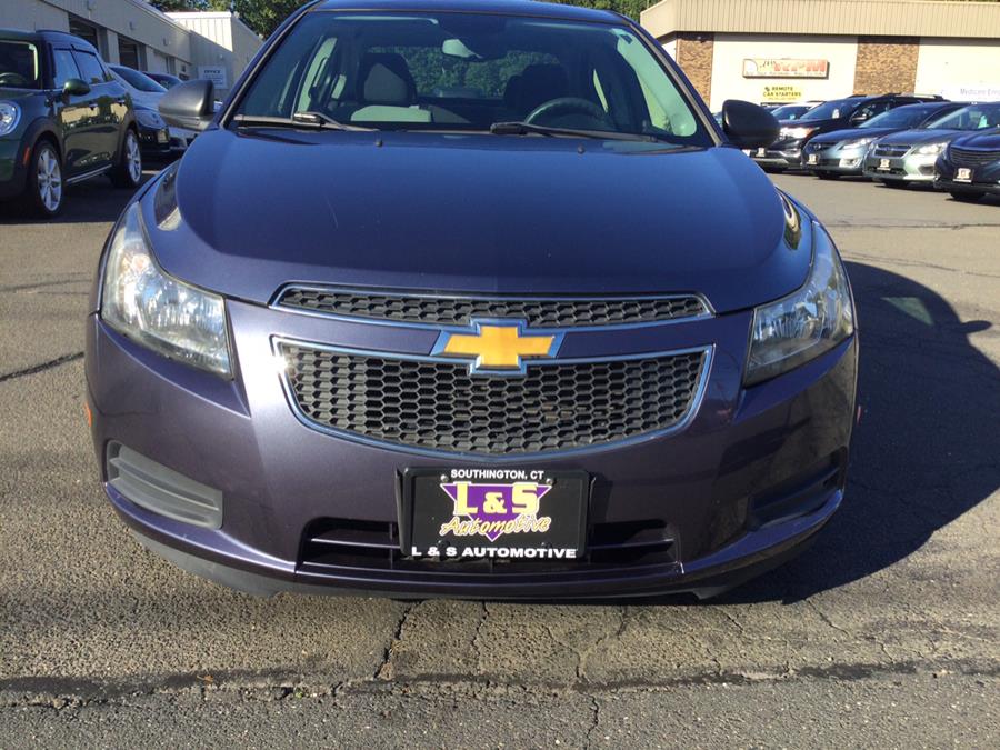 2014 Chevrolet Cruze LS photo 2