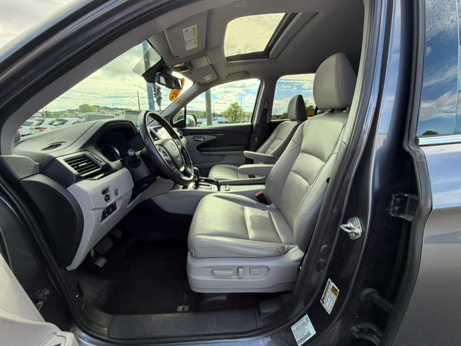 2017 Honda Ridgeline RTL-E 4x4 Crew Cab 5.3'' Bed, available for sale in West Hartford, Connecticut | AutoMax. West Hartford, Connecticut 2017 Honda Ridgeline RTL-E 4x4 Crew Cab 5.3'' Bed, available for sale in West Hartford, Connecticut | AutoMax. West Hartford, Connecticut
