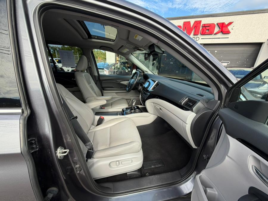 2017 Honda Ridgeline RTL-E 4x4 Crew Cab 5.3'' Bed, available for sale in West Hartford, Connecticut | AutoMax. West Hartford, Connecticut 2017 Honda Ridgeline RTL-E 4x4 Crew Cab 5.3'' Bed, available for sale in West Hartford, Connecticut | AutoMax. West Hartford, Connecticut