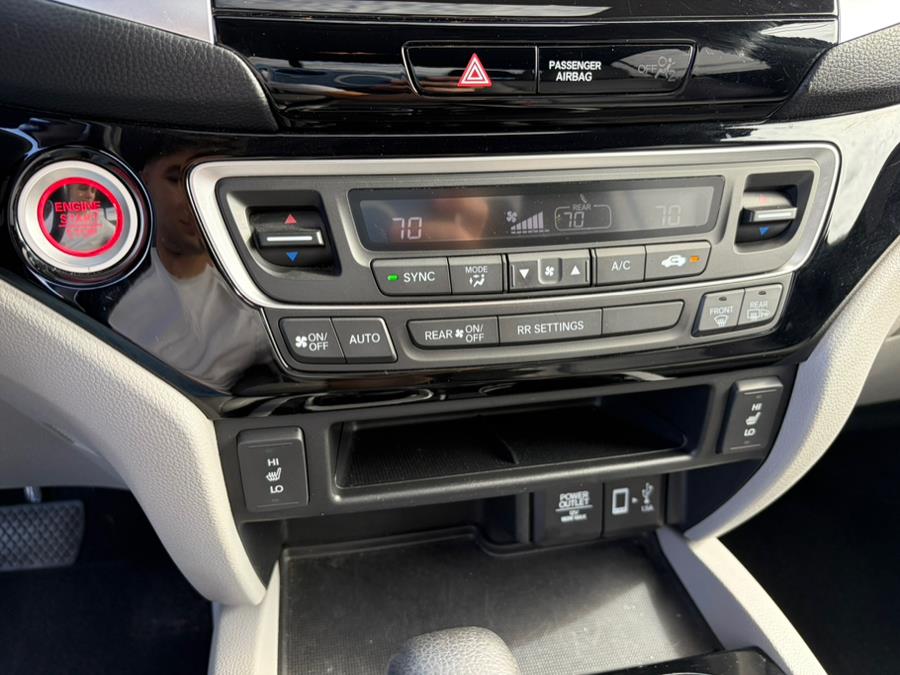 2017 Honda Ridgeline RTL-E 4x4 Crew Cab 5.3'' Bed, available for sale in West Hartford, Connecticut | AutoMax. West Hartford, Connecticut 2017 Honda Ridgeline RTL-E 4x4 Crew Cab 5.3'' Bed, available for sale in West Hartford, Connecticut | AutoMax. West Hartford, Connecticut