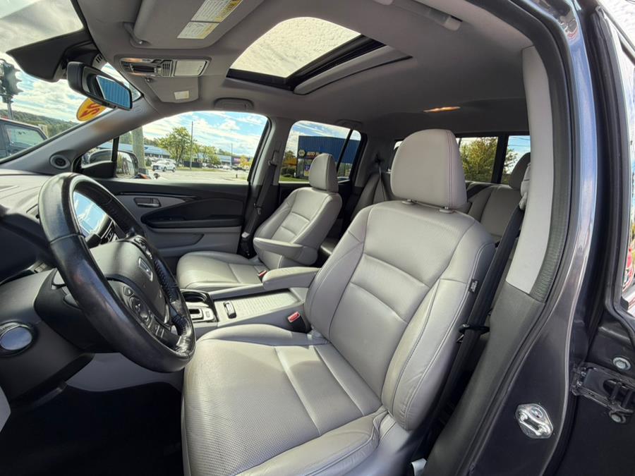 2017 Honda Ridgeline RTL-E 4x4 Crew Cab 5.3'' Bed, available for sale in West Hartford, Connecticut | AutoMax. West Hartford, Connecticut 2017 Honda Ridgeline RTL-E 4x4 Crew Cab 5.3'' Bed, available for sale in West Hartford, Connecticut | AutoMax. West Hartford, Connecticut