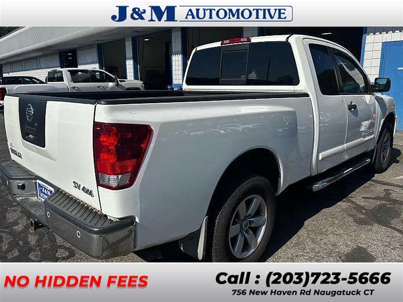 2011 Nissan Titan SV photo 3