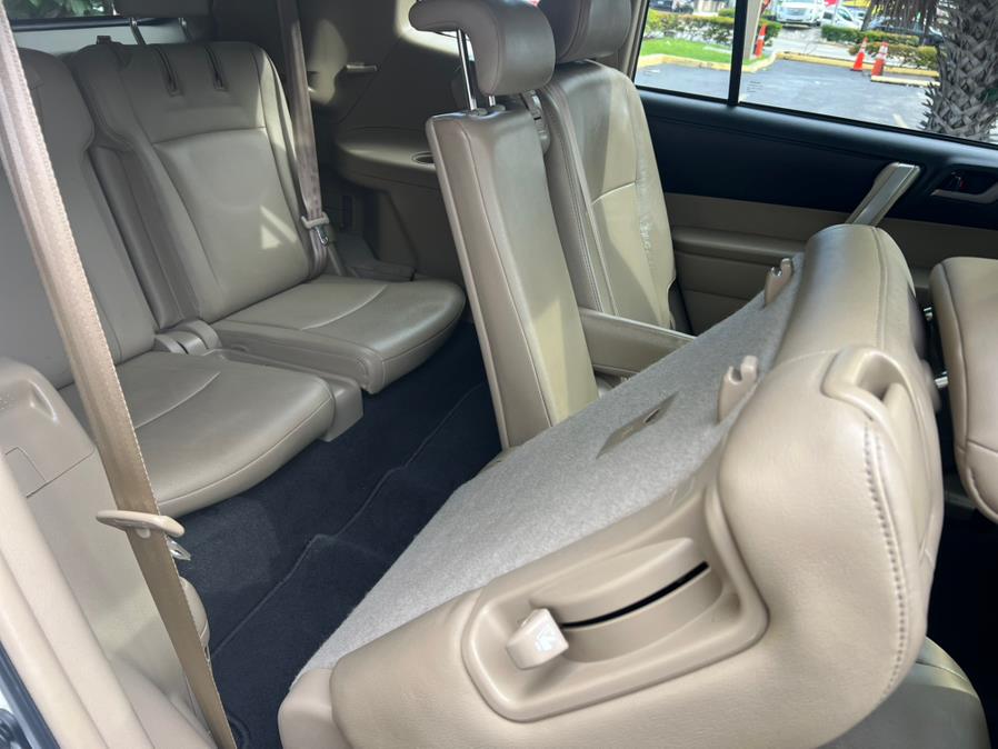 2013 Toyota Highlander FWD 4dr V6 SE (Natl), available for sale in Hialeah, Florida | The Palm Motors LLC. Hialeah, Florida 2013 Toyota Highlander FWD 4dr V6 SE (Natl), available for sale in Hialeah, Florida | The Palm Motors LLC. Hialeah, Florida