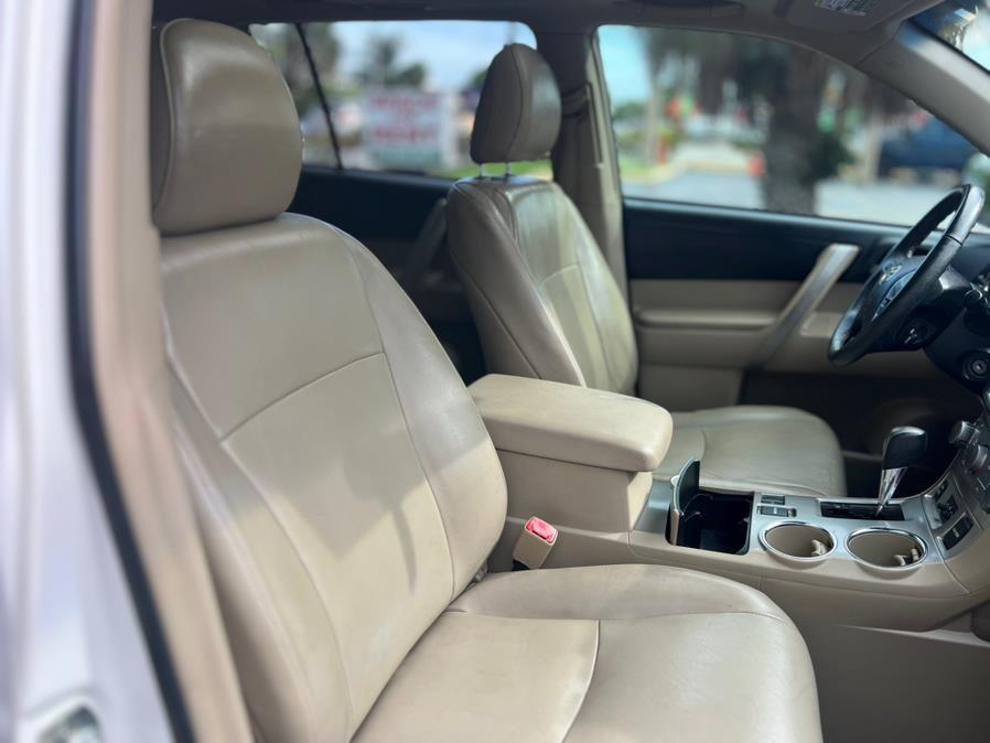 2013 Toyota Highlander FWD 4dr V6 SE (Natl), available for sale in Hialeah, Florida | The Palm Motors LLC. Hialeah, Florida 2013 Toyota Highlander FWD 4dr V6 SE (Natl), available for sale in Hialeah, Florida | The Palm Motors LLC. Hialeah, Florida