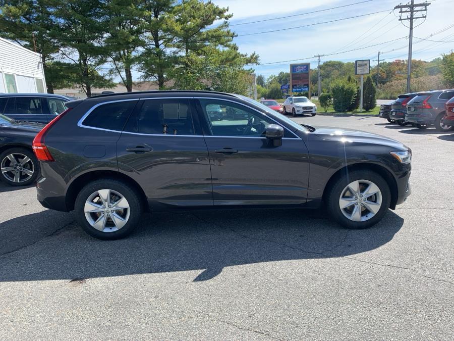 2022 Volvo XC60 B5 Momentum photo 3