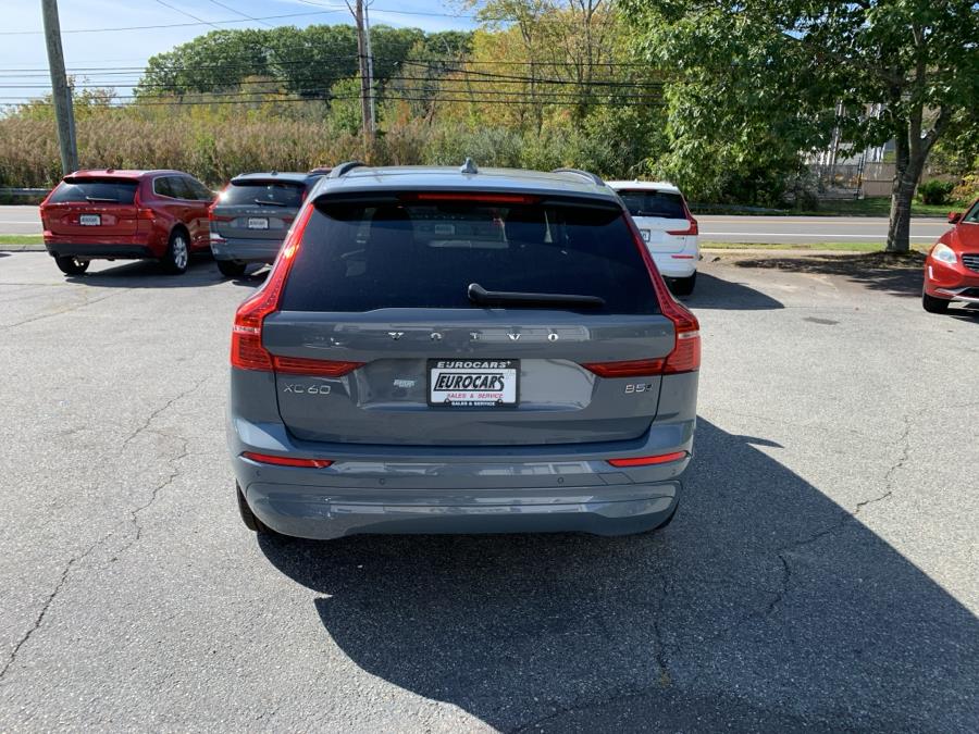 2022 Volvo XC60 B5 Momentum photo 2