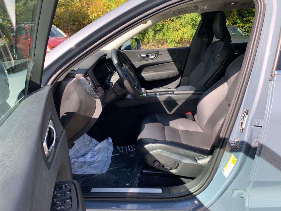 2022 Volvo XC60 B5 Momentum photo 4