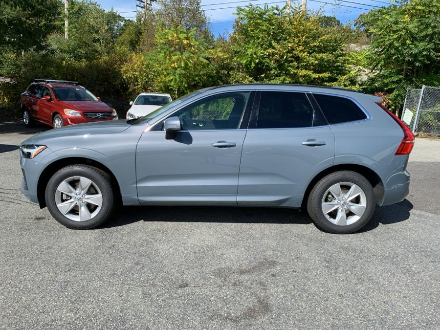 2022 Volvo XC60 B5 Momentum photo 3