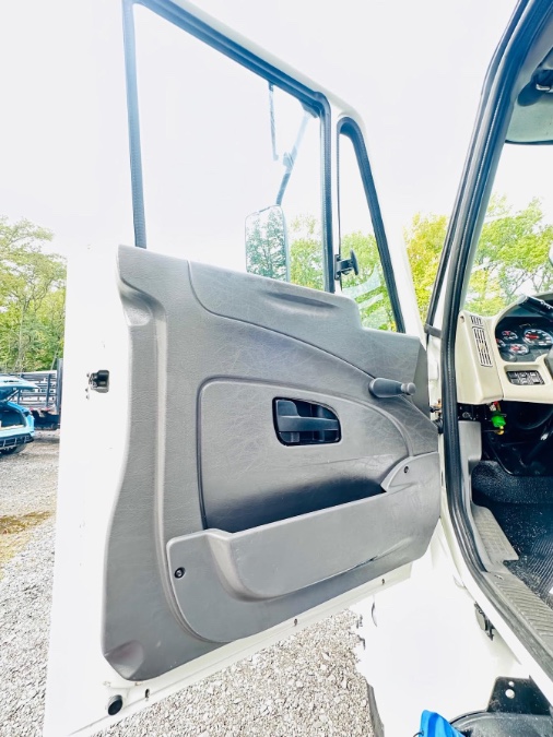 2018 International 4300 26 FEET DRY BOX  + CUMMINS  + LIFT GATE + NO CDL, available for sale in South Amboy, New Jersey | NJ Truck Spot. South Amboy, New Jersey 2018 International 4300 26 FEET DRY BOX  + CUMMINS  + LIFT GATE + NO CDL, available for sale in South Amboy, New Jersey | NJ Truck Spot. South Amboy, New Jersey
