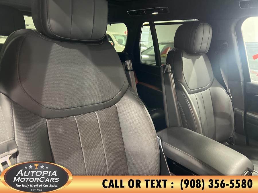 2023 Land Rover Range Rover SE photo 12