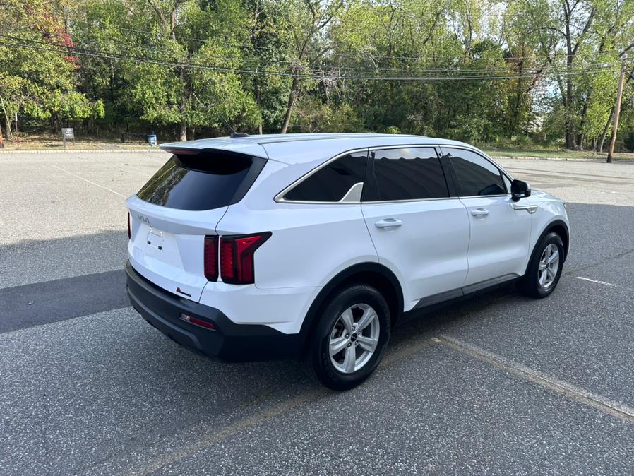 2023 Kia Sorento LX photo 9