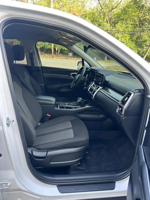 2023 Kia Sorento LX photo 24