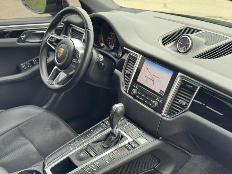 2017 Porsche Macan Base photo 46