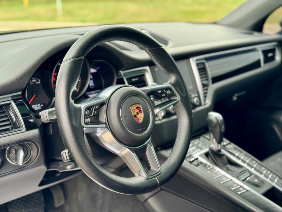 2017 Porsche Macan Base photo 27