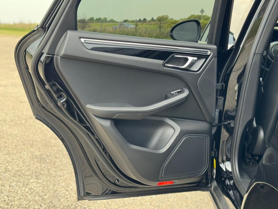 2017 Porsche Macan Base photo 28
