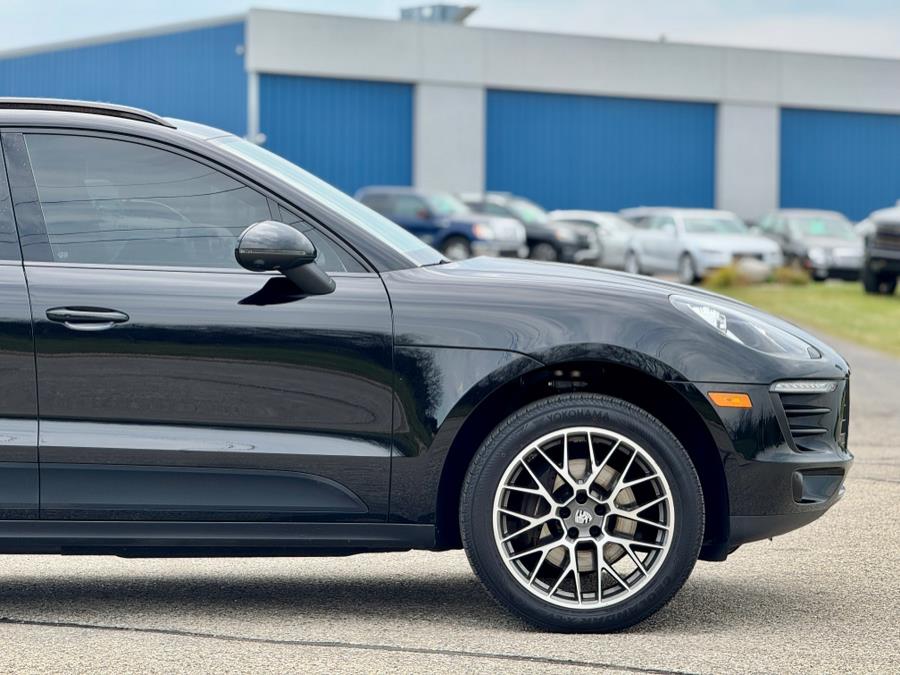 2017 Porsche Macan Base photo 18