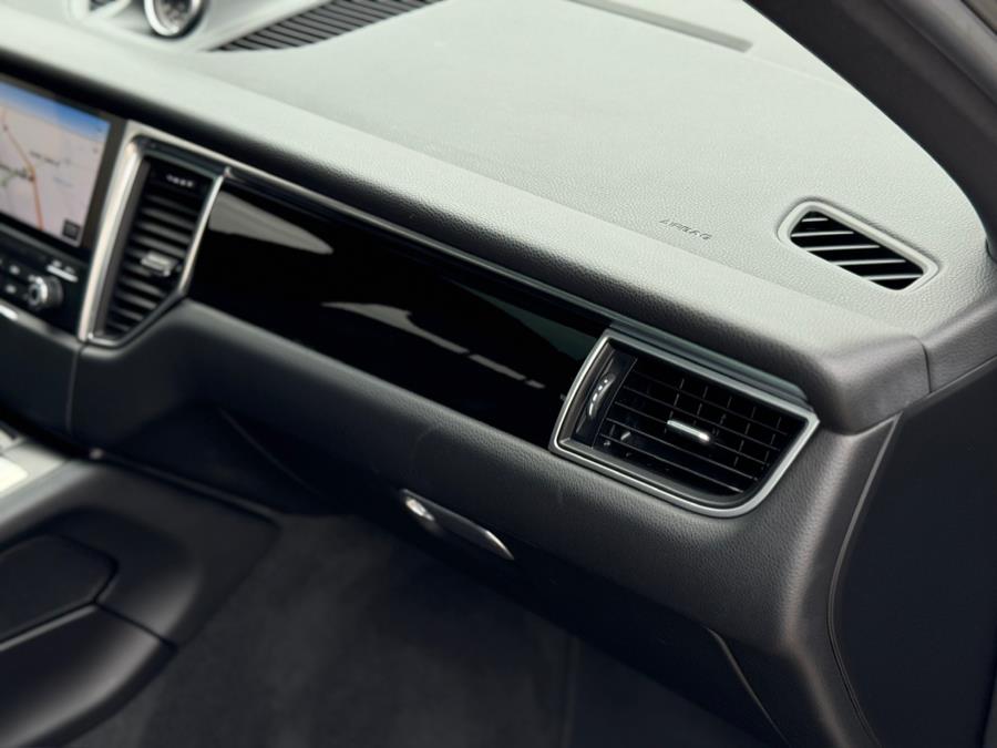 2017 Porsche Macan Base photo 48