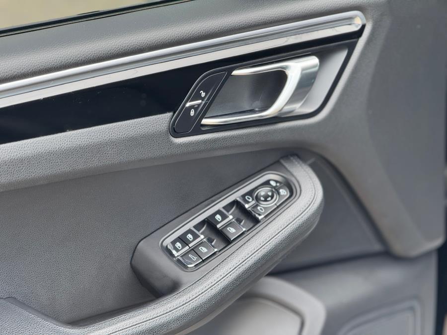 2017 Porsche Macan Base photo 22