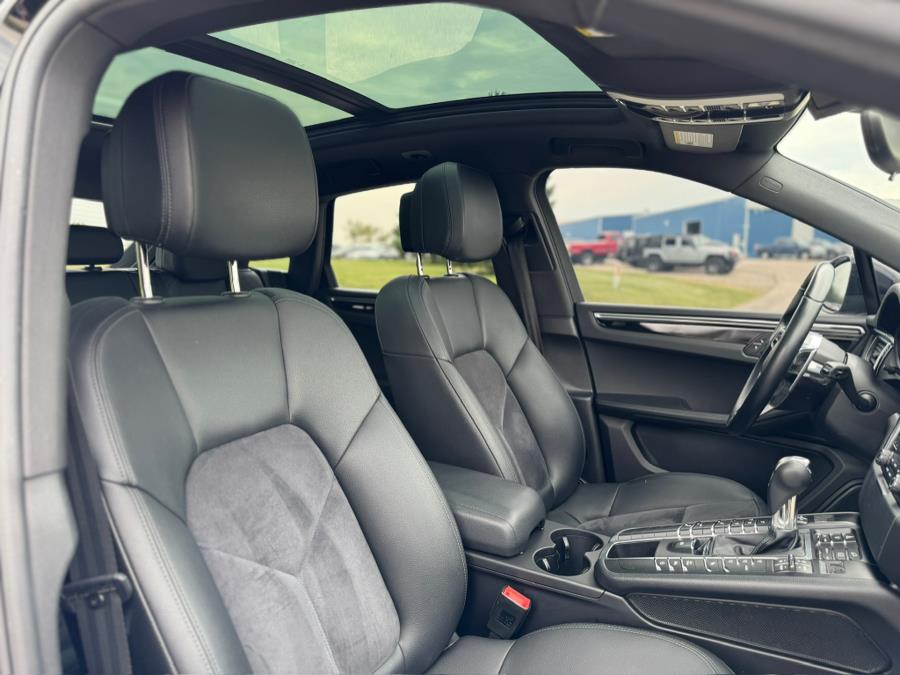 2017 Porsche Macan Base photo 44