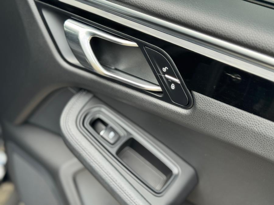 2017 Porsche Macan Base photo 39