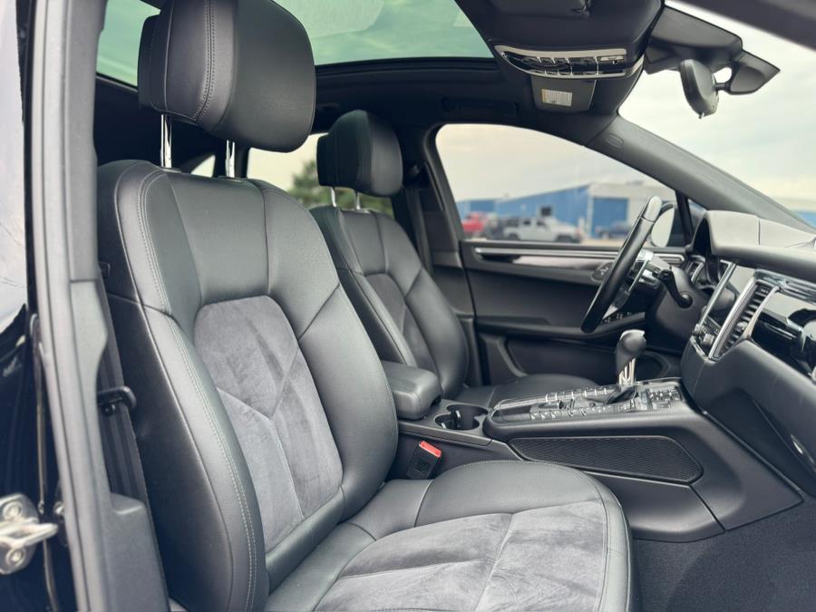2017 Porsche Macan Base photo 43