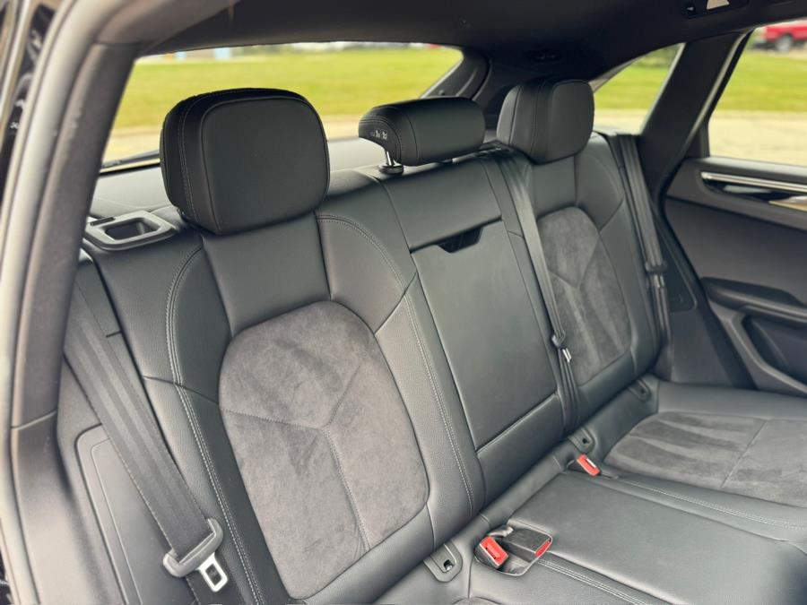 2017 Porsche Macan Base photo 36