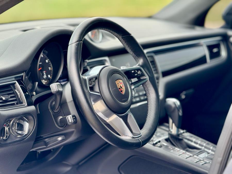 2017 Porsche Macan Base photo 23