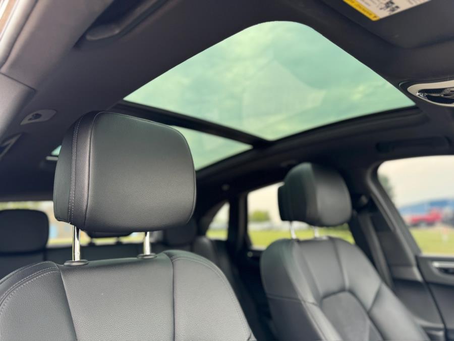2017 Porsche Macan Base photo 45