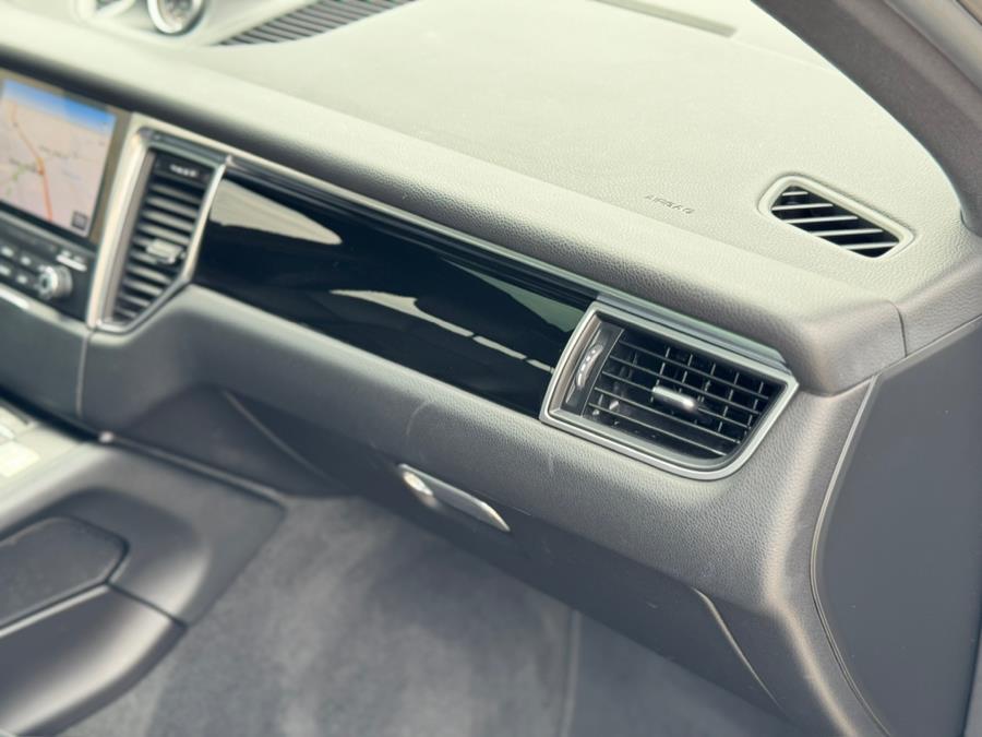 2017 Porsche Macan Base photo 47