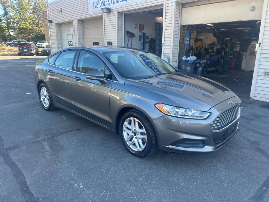 2014 Ford Fusion SE photo 2