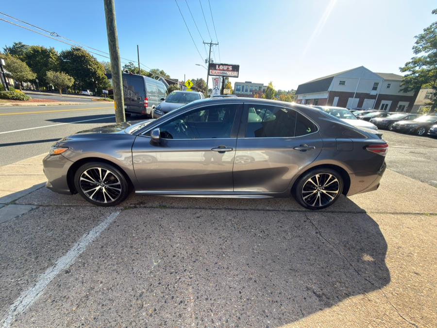 2018 Toyota Camry SE photo 4