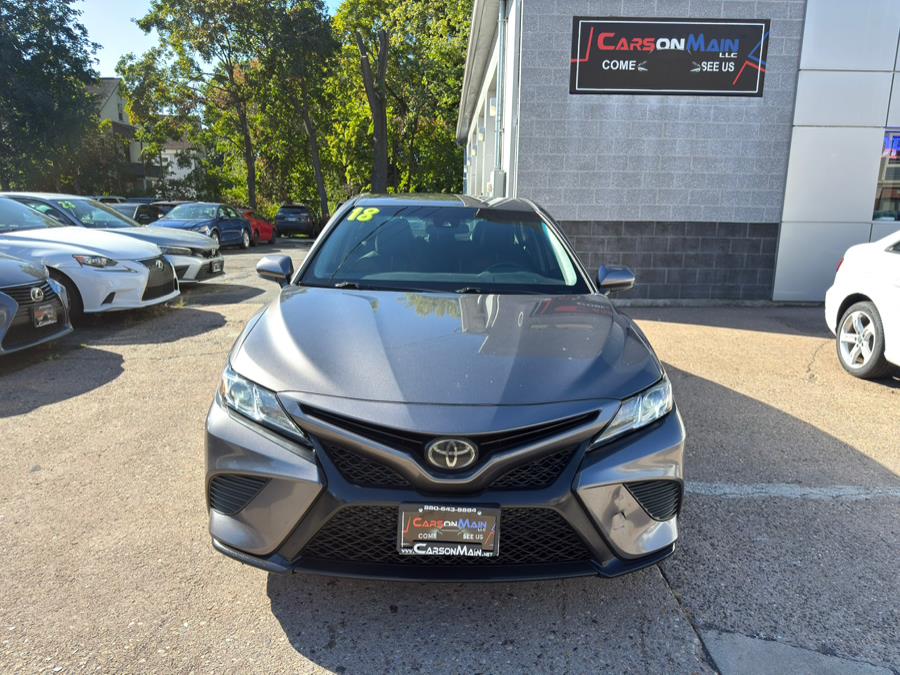 2018 Toyota Camry SE photo 2