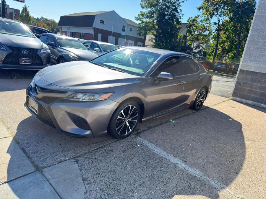 2018 Toyota Camry SE photo 3