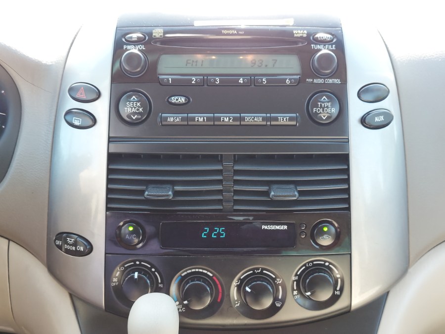 2009 Toyota Sienna LE photo 19