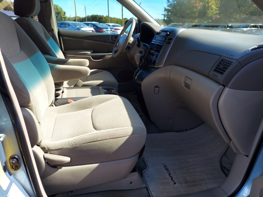 2009 Toyota Sienna LE photo 13