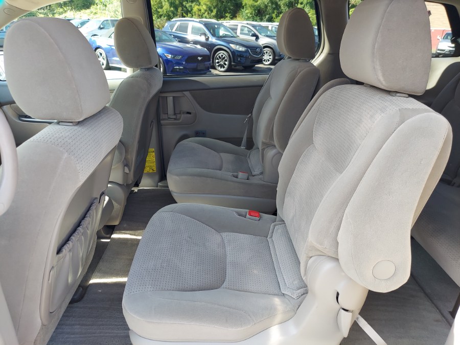 2009 Toyota Sienna LE photo 11
