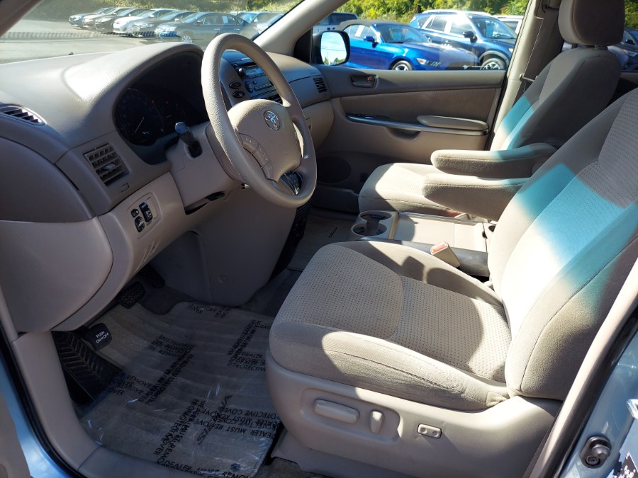 2009 Toyota Sienna LE photo 9