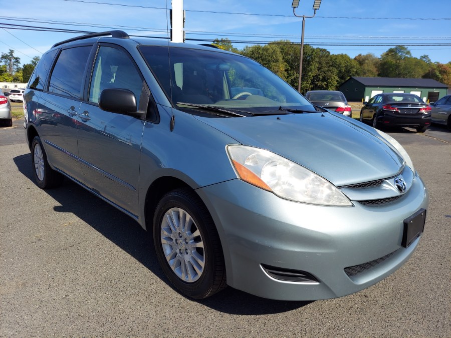 2009 Toyota Sienna LE photo 3