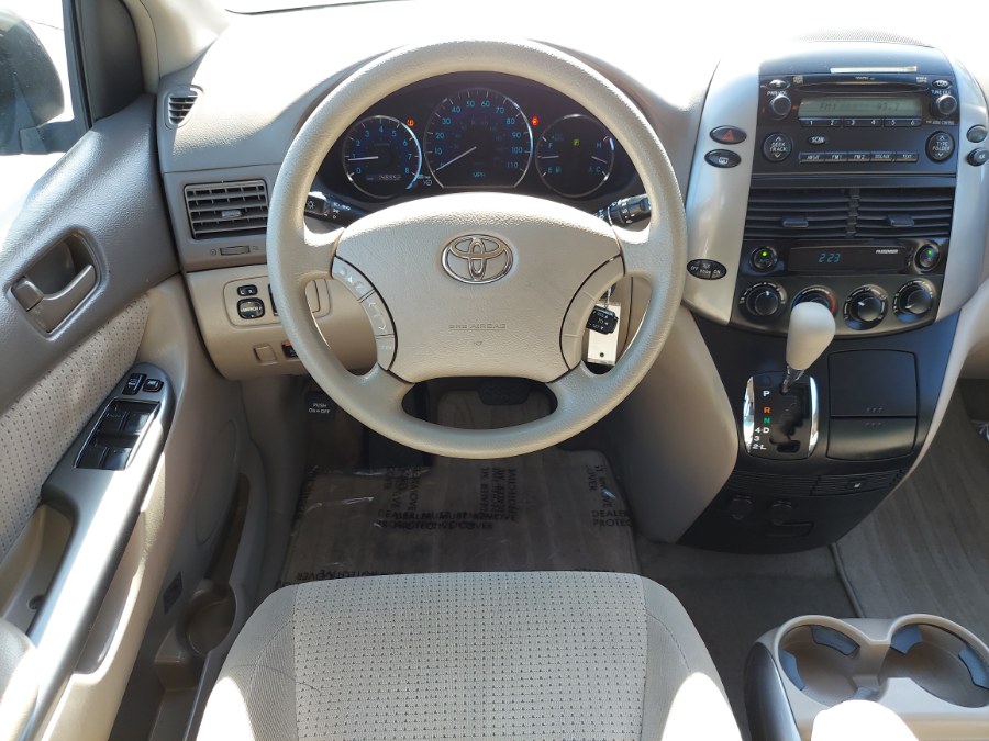 2009 Toyota Sienna LE photo 15